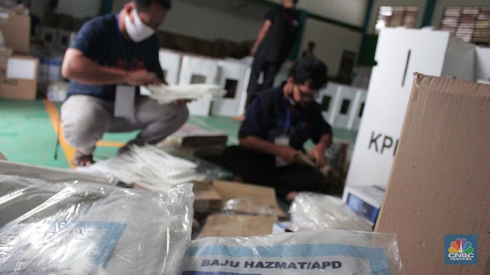 Petugas Panita Pemilihan Kecamatan (PPK) mempersiapkan logistik Pilkada Kota Tangerang Selatan 2020 di Gor Pondok Aren, Tangeran Selatan, Banten, Jumat (04/12/2020). (CNBC Indonesia/ Muhammad Sabki) Petugas Panita Pemilihan Kecamatan (PPK) mempersiapkan logistik Pilkada Kota Tangerang Selatan 2020 di Gor Pondok Aren, Tangeran Selatan, Banten, Jumat (04/12/2020). (CNBC Indonesia/ Muhammad Sabki)