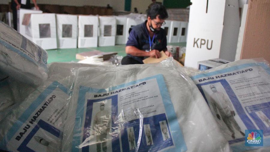 Petugas Panita Pemilihan Kecamatan (PPK) mempersiapkan logistik Pilkada Kota Tangerang Selatan 2020 di Gor Pondok Aren, Tangeran Selatan, Banten, Jumat (04/12/2020). (CNBC Indonesia/ Muhammad Sabki)