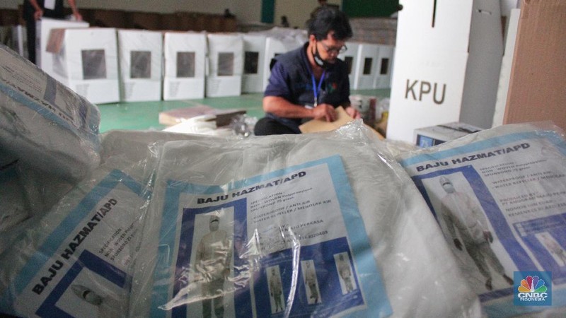 Petugas Panita Pemilihan Kecamatan (PPK) mempersiapkan logistik Pilkada Kota Tangerang Selatan 2020 di Gor Pondok Aren, Tangeran Selatan, Banten, Jumat (04/12/2020). (CNBC Indonesia/ Muhammad Sabki)