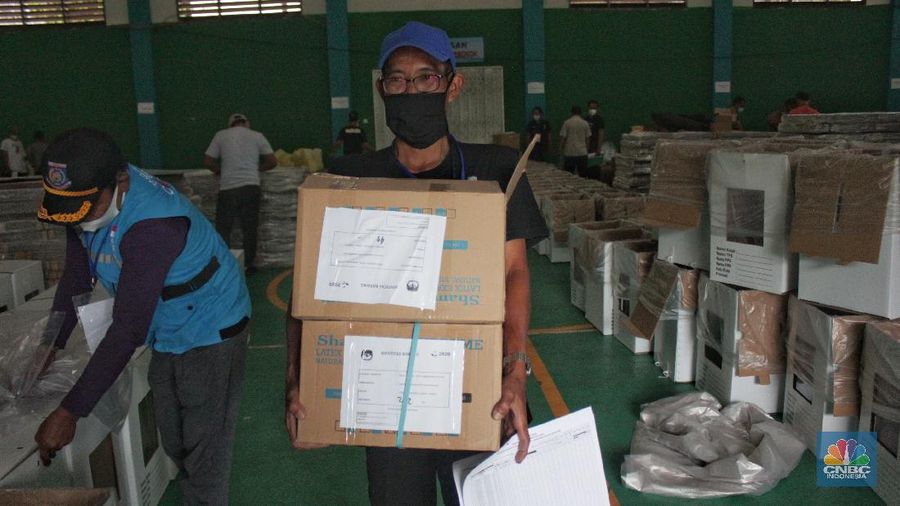 Petugas Panita Pemilihan Kecamatan (PPK) mempersiapkan logistik Pilkada Kota Tangerang Selatan 2020 di Gor Pondok Aren, Tangeran Selatan, Banten, Jumat (04/12/2020). (CNBC Indonesia/ Muhammad Sabki)