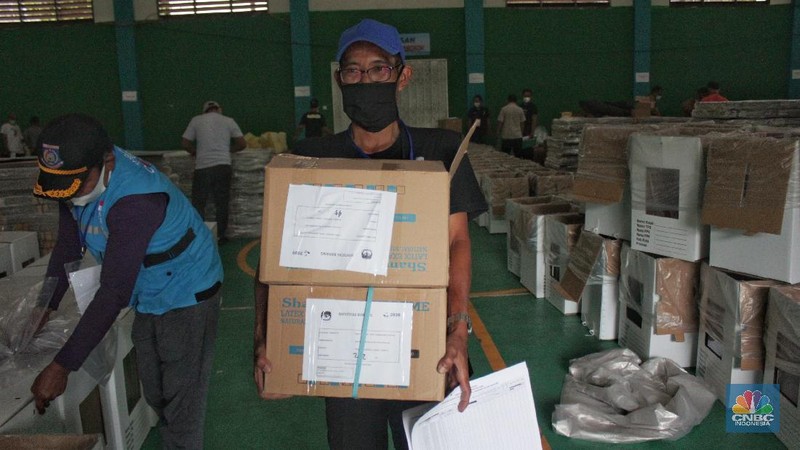 Petugas Panita Pemilihan Kecamatan (PPK) mempersiapkan logistik Pilkada Kota Tangerang Selatan 2020 di Gor Pondok Aren, Tangeran Selatan, Banten, Jumat (04/12/2020). (CNBC Indonesia/ Muhammad Sabki)