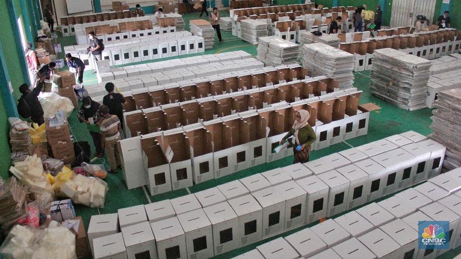 Petugas Panita Pemilihan Kecamatan (PPK) mempersiapkan logistik Pilkada Kota Tangerang Selatan 2020 di Gor Pondok Aren, Tangeran Selatan, Banten, Jumat (04/12/2020). (CNBC Indonesia/ Muhammad Sabki)