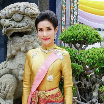 Penuh Kontroversi, Potret Anggun Selir Raja Thailand Sineenat