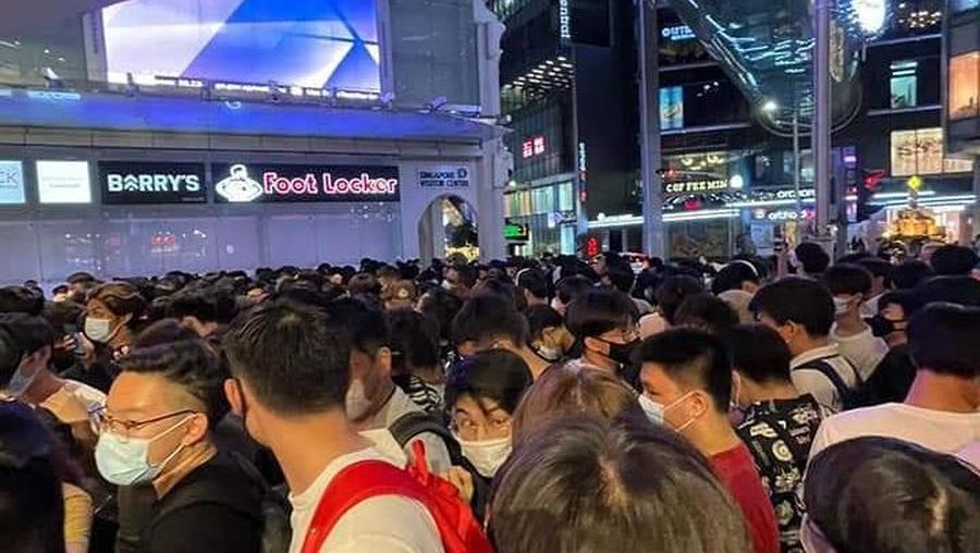 Kerumunan di Singapura