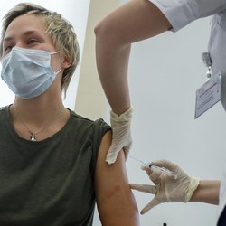 Bahagianya Warga Rusia, Mereka Sudah Vaksinasi Massal Gratis!