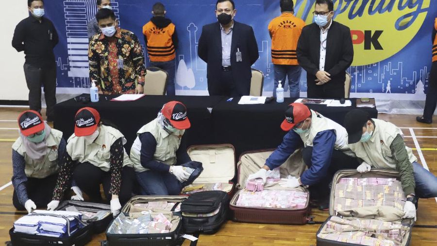 MensosJ uliari P Batubara menyerahkan diri ke KPK. (AP/Birendra)