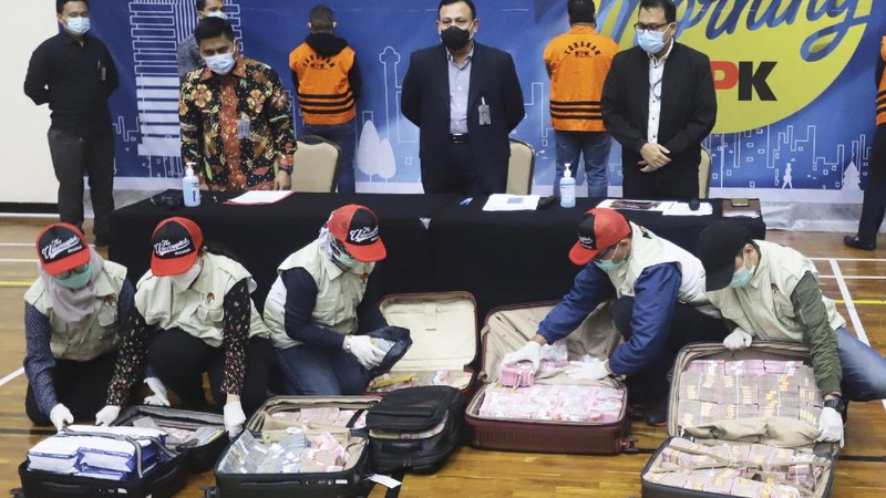 MensosJ uliari P Batubara menyerahkan diri ke KPK. (AP/Birendra)