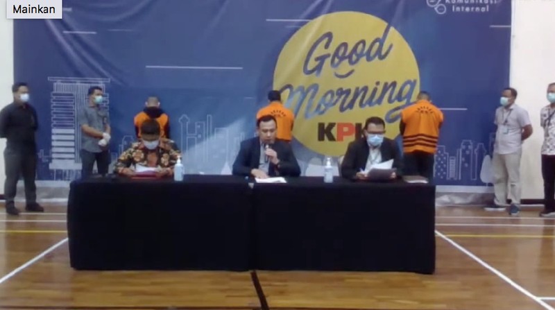 MensosJ uliari P Batubara menyerahkan diri ke KPK. (AP/Birendra)