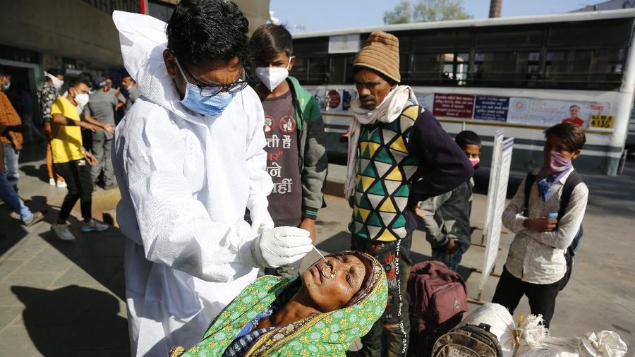 Kasus Covid-19 meningkat di India. (AP/Birendra)