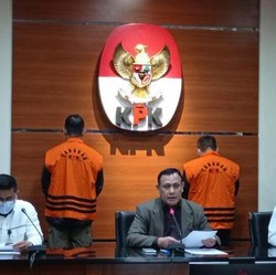 KPK Tahan Mensos Juliari, Ini Penampakan Pakai Rompi Oranye