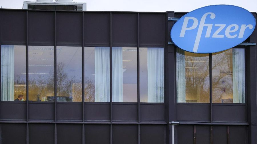 logo Pfizer. AP/Olivier Matthys