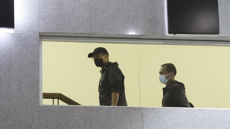 MensosJ uliari P Batubara menyerahkan diri ke KPK. (AP/Birendra)