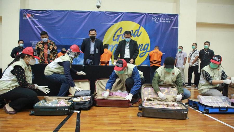 Penyidik KPK menunjukan barang bukti uang tunai saat konferensi pers terkait Operasi Tangkap Tangan (OTT) tindak pidana korupsi pada program bantuan sosial di Kementerian Sosial untuk penanganan Covid-19 di Gedung KPK, Jakarta, Minggu (6/12/2020) dini hari. (Dok: Humas KPK)