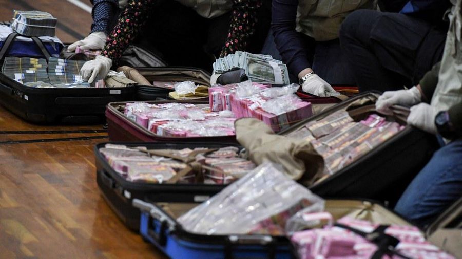 Penyidik KPK menunjukan barang bukti uang tunai saat konferensi pers terkait Operasi Tangkap Tangan (OTT) tindak pidana korupsi pada program bantuan sosial di Kementerian Sosial untuk penanganan Covid-19 di Gedung KPK, Jakarta, Minggu (6/12/2020) dini hari. (Dok: Humas KPK)