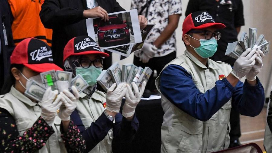 Penyidik KPK menunjukan barang bukti uang tunai saat konferensi pers terkait Operasi Tangkap Tangan (OTT) tindak pidana korupsi pada program bantuan sosial di Kementerian Sosial untuk penanganan Covid-19 di Gedung KPK, Jakarta, Minggu (6/12/2020) dini hari. (Dok: Humas KPK)