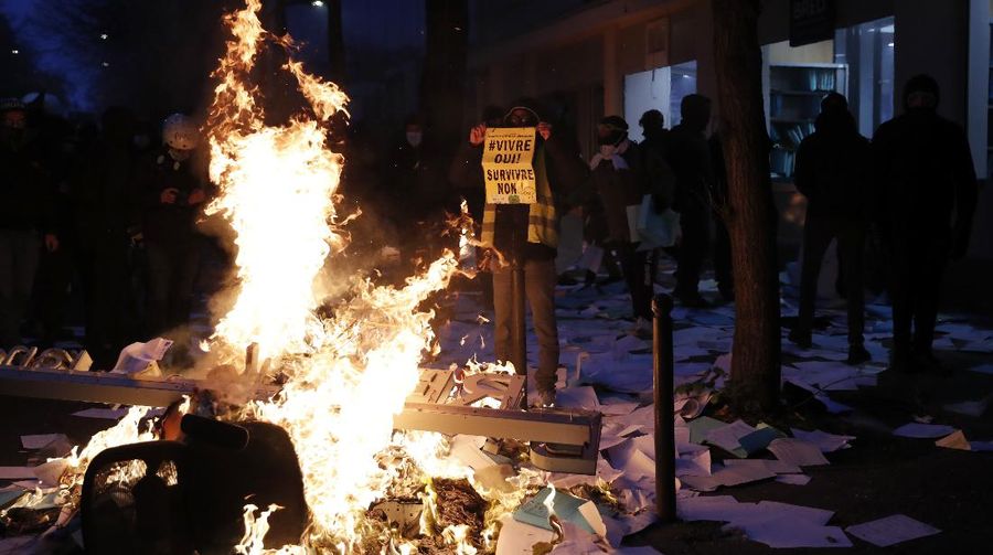 Situasi seputar aksi unjuk rasa menentang RUU Keamanan Polisi di Paris, Prancis. (AP/Lewis Joly)
