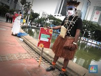 Warga Berbusana Daerah Ajak Warga Taat Protokol Saat Pilkada