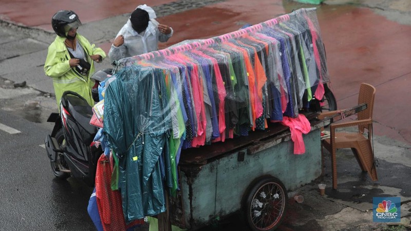 Ilustrasi penjual jas hujan. (CNBC Indonesia/Muhammad Sabki)