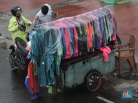 Hujan Bawa Berkah, Sosok Ini Jadi Miliarder dari Jualan Jas Hujan