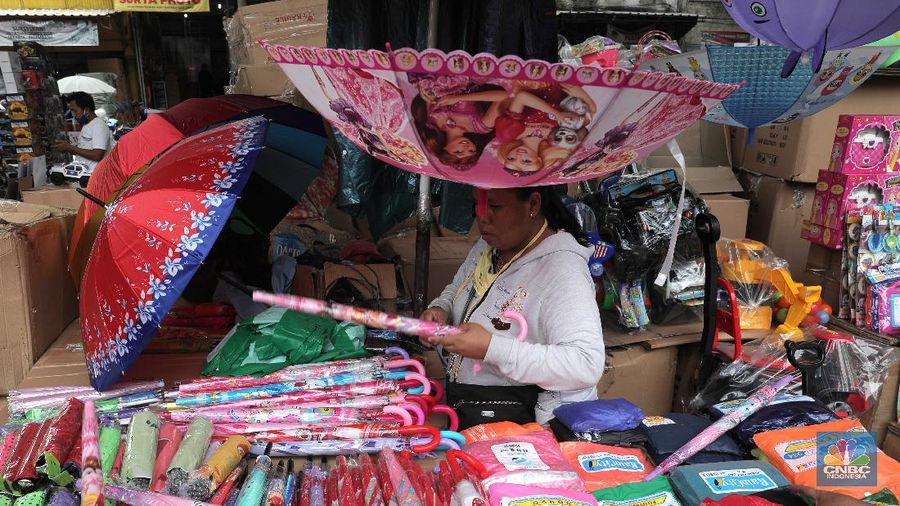 Ilustrasi penjual jas hujan. (CNBC Indonesia/Muhammad Sabki)