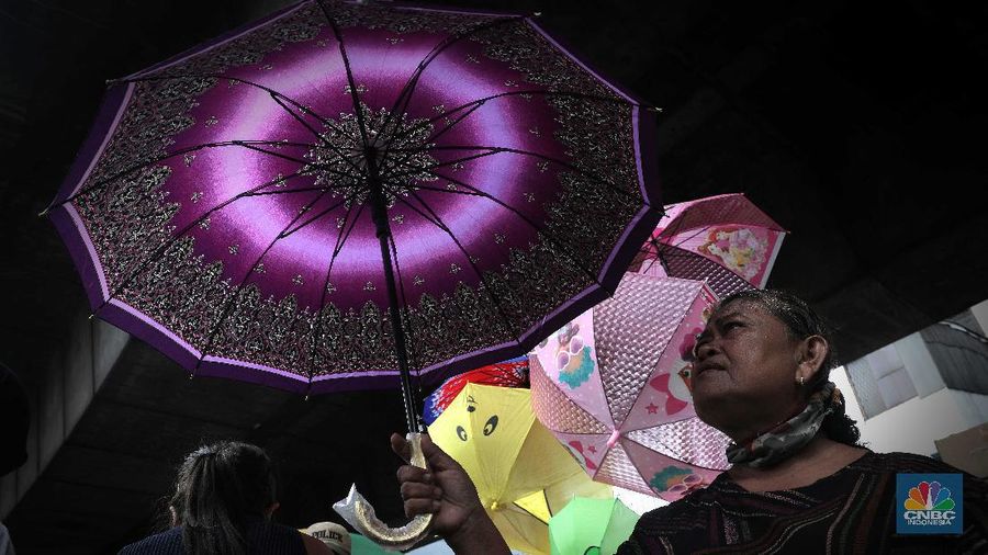 Ilustrasi penjual jas hujan. (CNBC Indonesia/Muhammad Sabki)
