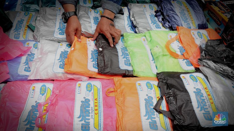 Ilustrasi penjual jas hujan. (CNBC Indonesia/Muhammad Sabki)