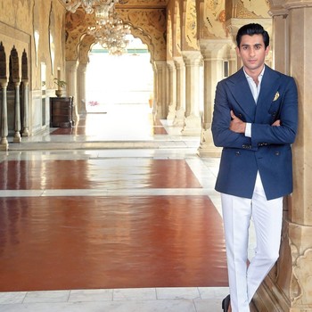 Potret Raja Ganteng dari India, Bawa Pedang hingga Main Polo