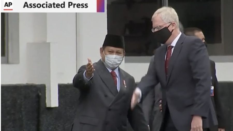 Prabowo sambut Plt Menteri Pertahanan AS Christopher Miller. (Screenshhot AP)