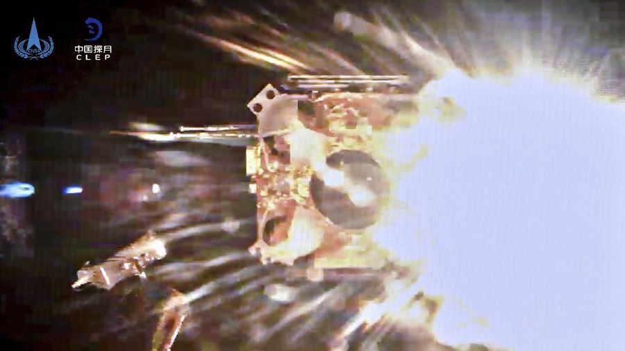 Simulasi grafis kendaraan luar angkasa China, Chang'e 5, yang mengorbit Bulan (China National Space Administration/Xinhua via AP)