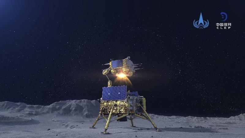 Simulasi grafis kendaraan luar angkasa China, Chang'e 5, yang mengorbit Bulan (China National Space Administration/Xinhua via AP)