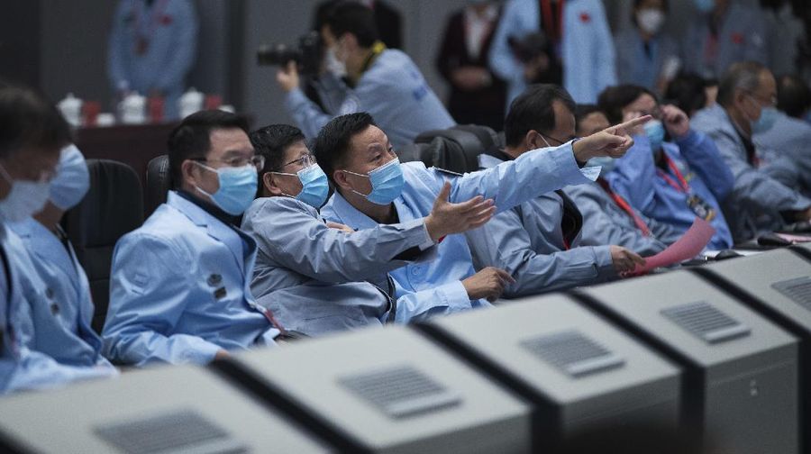 Simulasi grafis kendaraan luar angkasa China, Chang'e 5, yang mengorbit Bulan (China National Space Administration/Xinhua via AP)