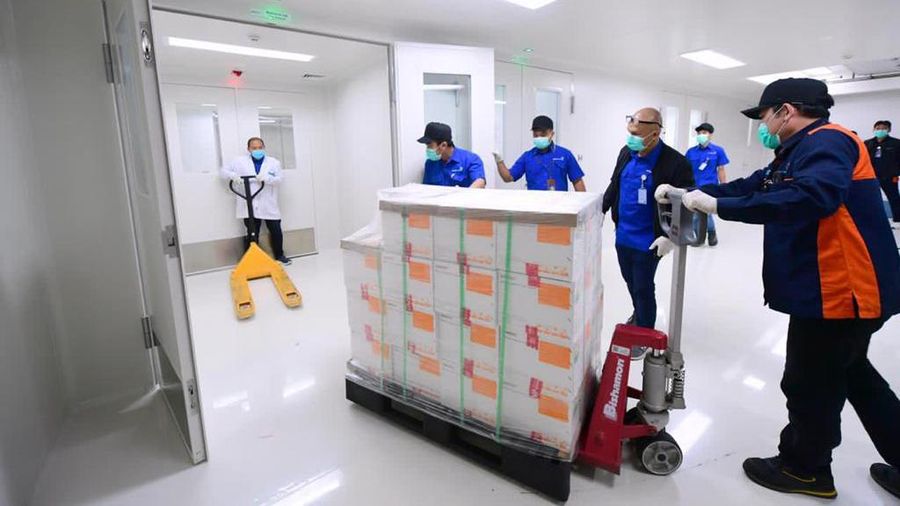 Vaksin Covid-19 buatan Sinovac yang tiba di Bandara Internasional Soekarno-Hatta pada Minggu malam, 6 Desember 2020, langsung dibawa menuju Kantor Pusat Bio Farma di Kota Bandung. (Foto: Muchlis Jr - Sekretariat Presiden)