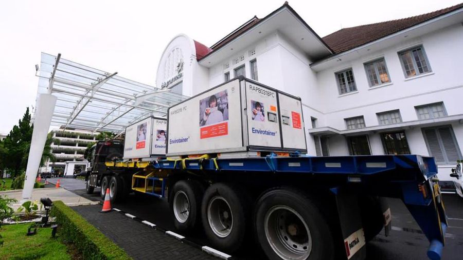 Vaksin Covid-19 buatan Sinovac yang tiba di Bandara Internasional Soekarno-Hatta pada Minggu malam, 6 Desember 2020, langsung dibawa menuju Kantor Pusat Bio Farma di Kota Bandung. (Foto: Muchlis Jr - Sekretariat Presiden)
