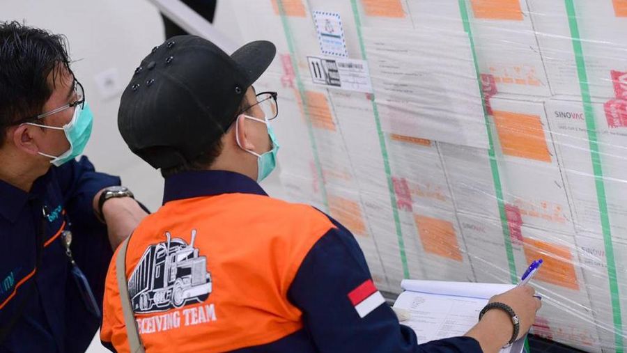 Vaksin Covid-19 buatan Sinovac yang tiba di Bandara Internasional Soekarno-Hatta pada Minggu malam, 6 Desember 2020, langsung dibawa menuju Kantor Pusat Bio Farma di Kota Bandung. (Foto: Muchlis Jr - Sekretariat Presiden)