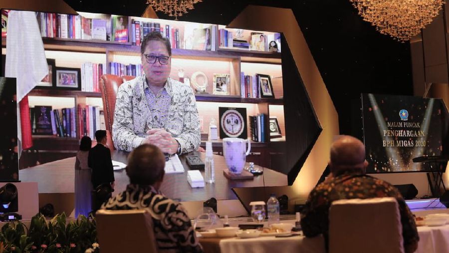 Airlangga Hartarto dalam acara malam puncak penghargaan BPH Migas 2020 & penyerahan sertifikat ISO 37001, Senin (8/12/2020). (CNBC Indonesia/Muhammad Sabki)