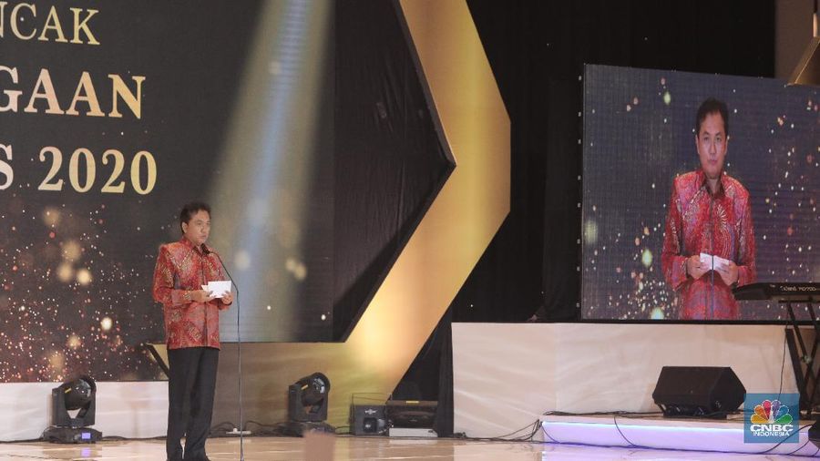 Kepala BPH Migas M. Fanshurullah Asa dalam acara malam puncak penghargaan BPH Migas 2020 & penyerahan sertifikat ISO 37001, Senin (8/12/2020). (CNBC Indonesia/Muhammad Sabki)