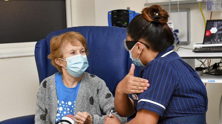 Margaret Keenan, seorang nenek berusia 90 tahun dari Inggris, telah menjadi orang pertama di dunia yang menerima vaksin Pfizer COVID-19. (AP/Jacob King)
