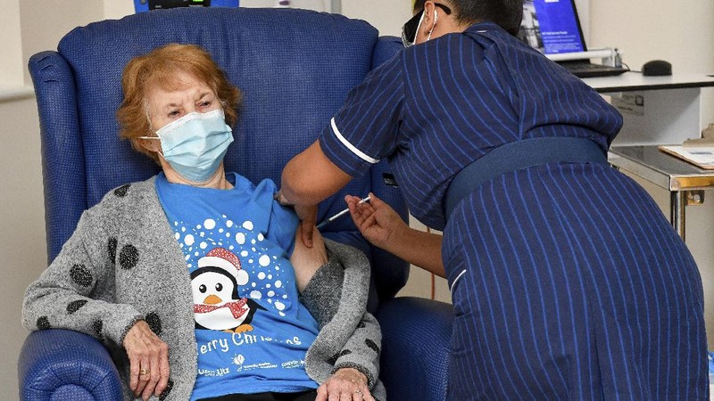 Margaret Keenan, seorang nenek berusia 90 tahun dari Inggris, telah menjadi orang pertama di dunia yang menerima vaksin Pfizer COVID-19. (AP/Jacob King)