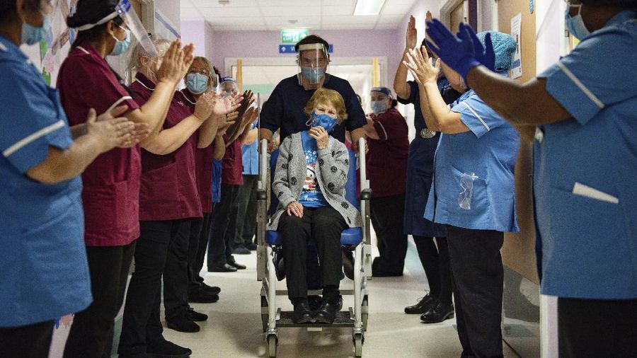 Margaret Keenan, seorang nenek berusia 90 tahun dari Inggris, telah menjadi orang pertama di dunia yang menerima vaksin Pfizer COVID-19. (AP/Jacob King)
