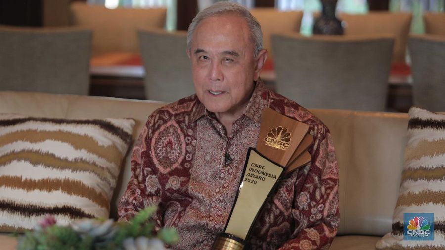 Peter F Gontha memberi piagam kepada Theodore Permadi Rachmat atau yang lebih dikenal dengan TP Rachmat saat meraih pemenang CNBC Indonesia Awards Lifetime Achievement. (CNBC Indonesia/Muhammad Sabki)