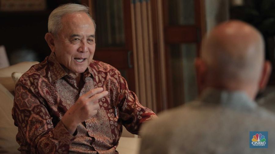 Peter F Gontha memberi piagam kepada Theodore Permadi Rachmat atau yang lebih dikenal dengan TP Rachmat saat meraih pemenang CNBC Indonesia Awards Lifetime Achievement. (CNBC Indonesia/Muhammad Sabki)