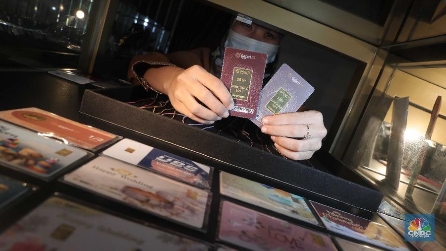 Petugas menunjukkan emas batangan di sebuah gerai emas di Pegadaian, Jakarta. (CNBC Indonesia/Muhammad Sabki)