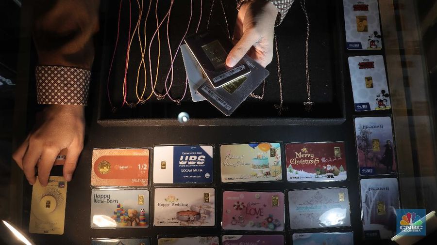 Petugas menunjukkan emas batangan di sebuah gerai emas di Pegadaian, Jakarta. (CNBC Indonesia/Muhammad Sabki)