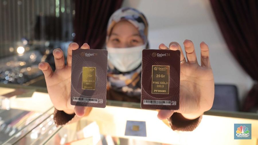 Petugas menunjukkan emas batangan di sebuah gerai emas di Pegadaian, Jakarta. (CNBC Indonesia/Muhammad Sabki)