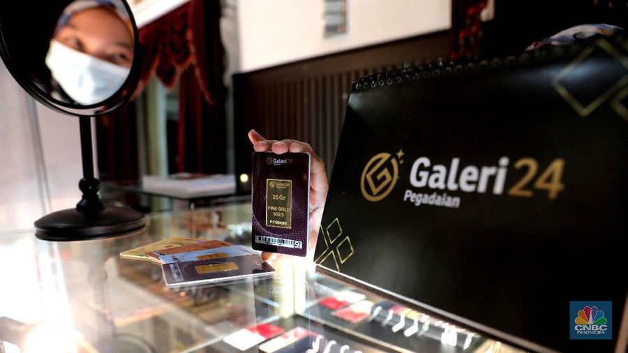 Petugas menunjukkan emas batangan di sebuah gerai emas di Pegadaian, Jakarta. (CNBC Indonesia/Muhammad Sabki)