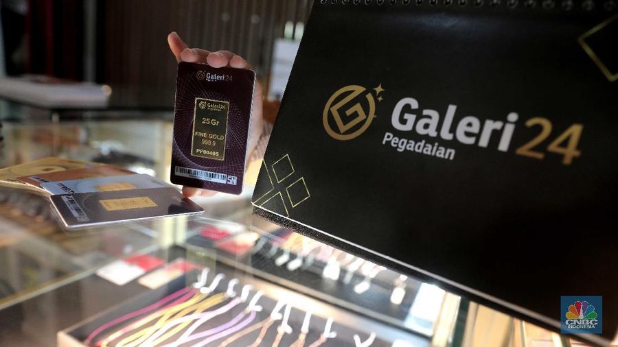 Petugas menunjukkan emas batangan di sebuah gerai emas di Pegadaian, Jakarta. (CNBC Indonesia/Muhammad Sabki)