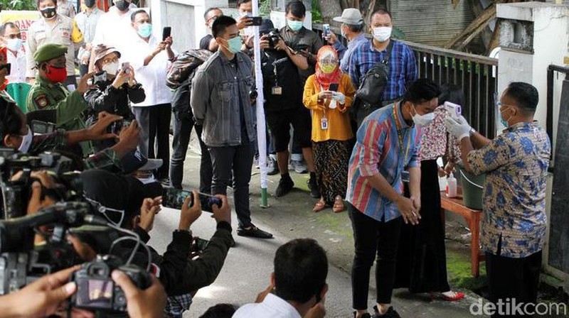 Calon Wali Kota Solo Gibran Rakabuming Raka mencoblos di TPS 22 Manahan, Solo. (Detikcom/Agung Mardika)