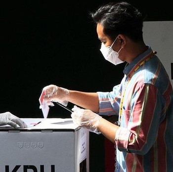 Gaya Gibran, Bobby, sampai Susi Nyoblos di Pilkada 2020
