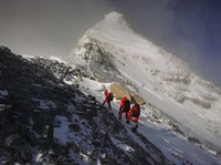 Ratusan Mayat Pendaki Sengaja Dibiarkan di Gunung Everest, Kenapa?