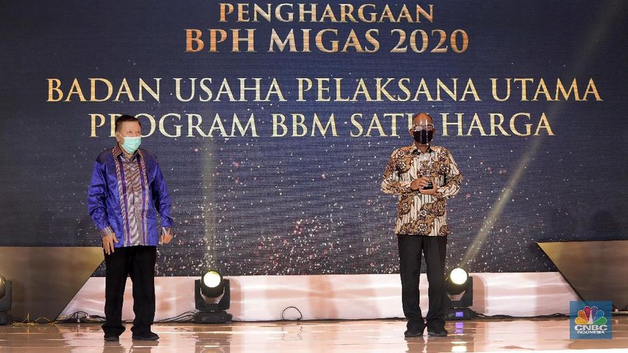 Penghargaan BPH Migas 2020 Kategori Badan Usaha Pelaksana Utama Program BBM Satu Harga (CNBC Indonesia/Muhammad Sabki)